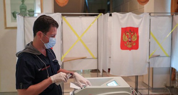 На избирательном участке. Фото: REUTERS/Evgenia Novozhenina