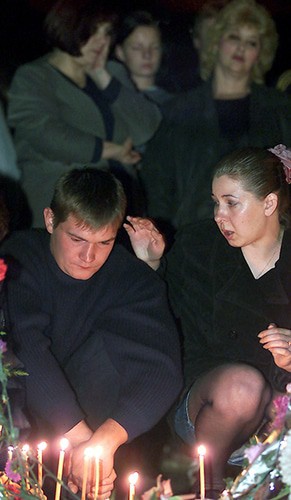 Родственники погибших во время теракта на улице Гурьянова. Фото: REUTERS/Dima Korotayev