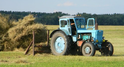 Трактор в поле, скриншот видео канала Романа Федина, https://www.youtube.com/watch?v=qp-L3PCV2LU