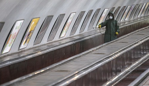 Дезинфекция в метро Тбилиси. Фото: REUTERS/Irakli Gedenidze