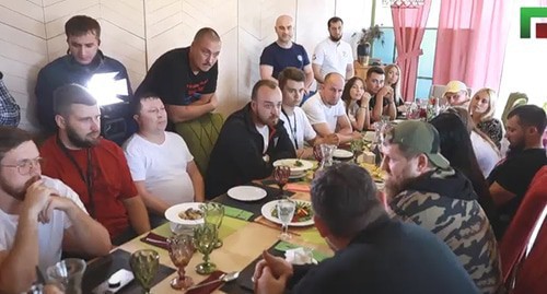 Рамзан Кадыров на встрече с группой блогеров 9 августа 2020 года. Скриншот сообщения INSTAGRAM ЧГТРК "Грозный" https://www.instagram.com/p/CDrAjmoiGNA/