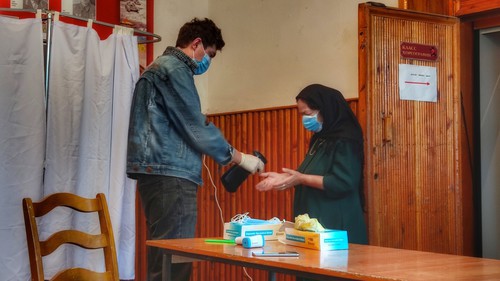 Дезинфекция рук на избирательном участке в Кумухе. Фото Ильяса Капиева для "Кавказского узла"