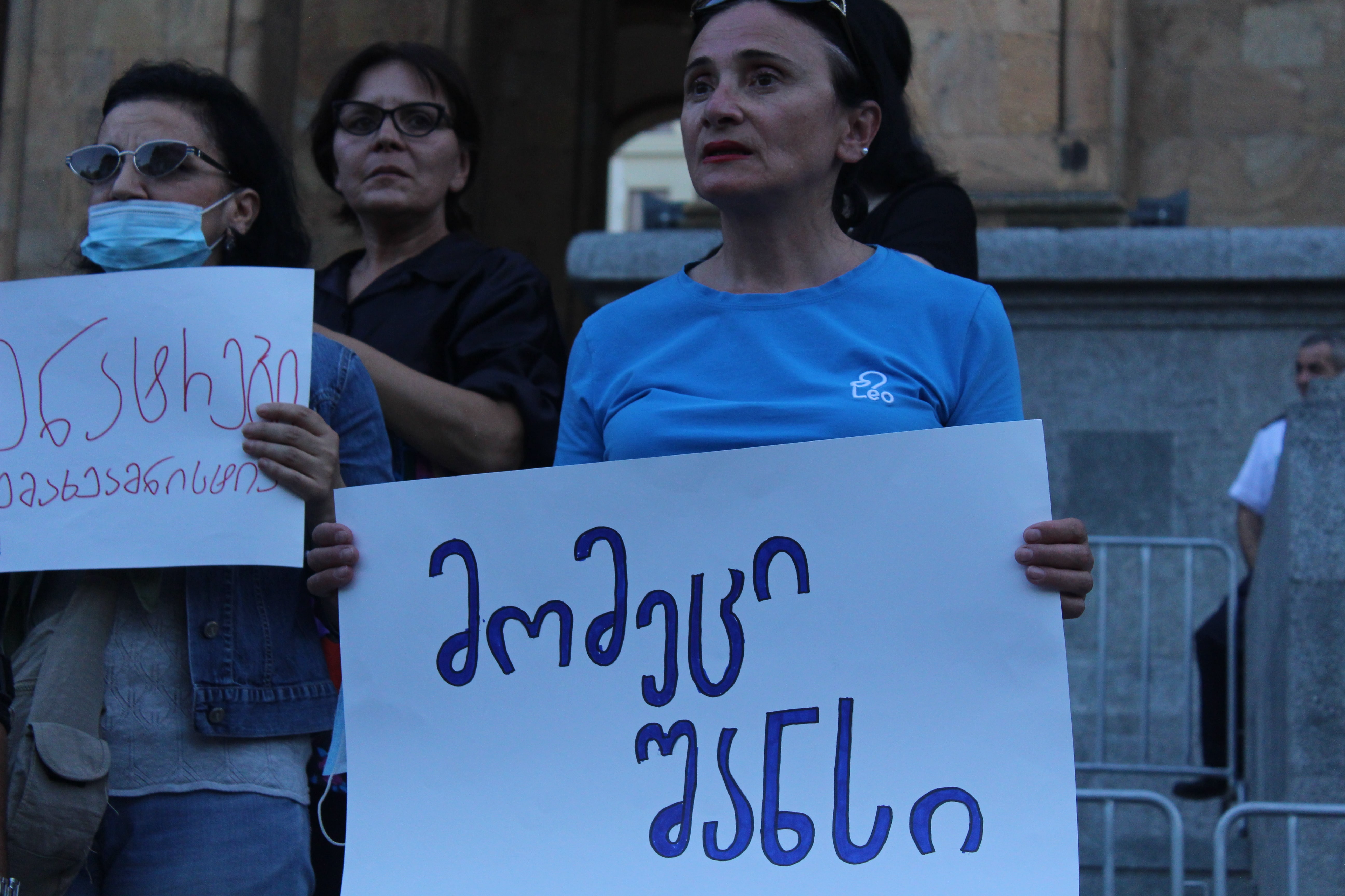 Участница акции протеста с плакатом "Дай шанс". Фото Инны Кукуджановой для "Кавказского узла"