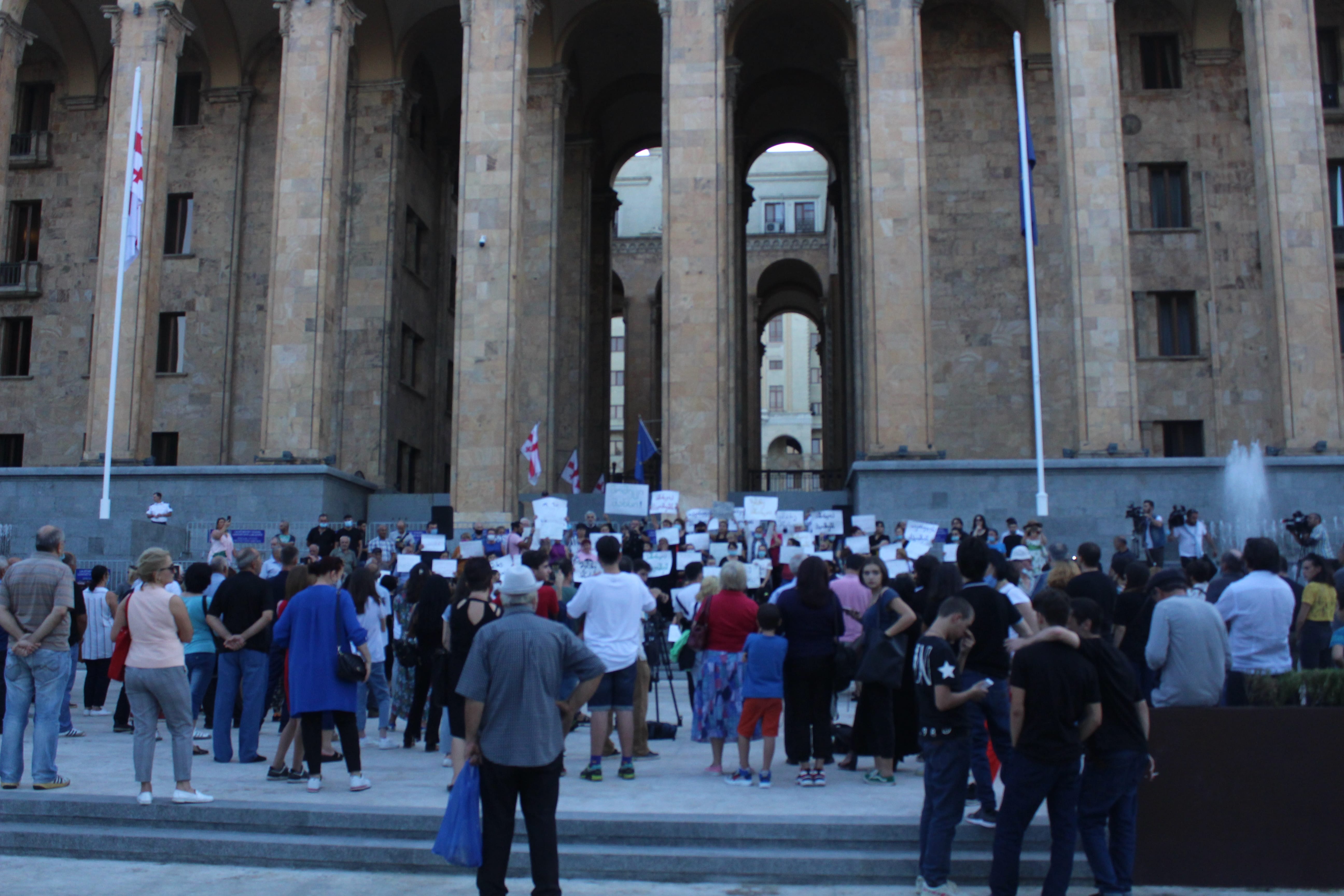 Участники голодовки проводят митинг перед зданием парламента в Тбилиси. Фото Инны Кукуджановой для "Кавказского узла"