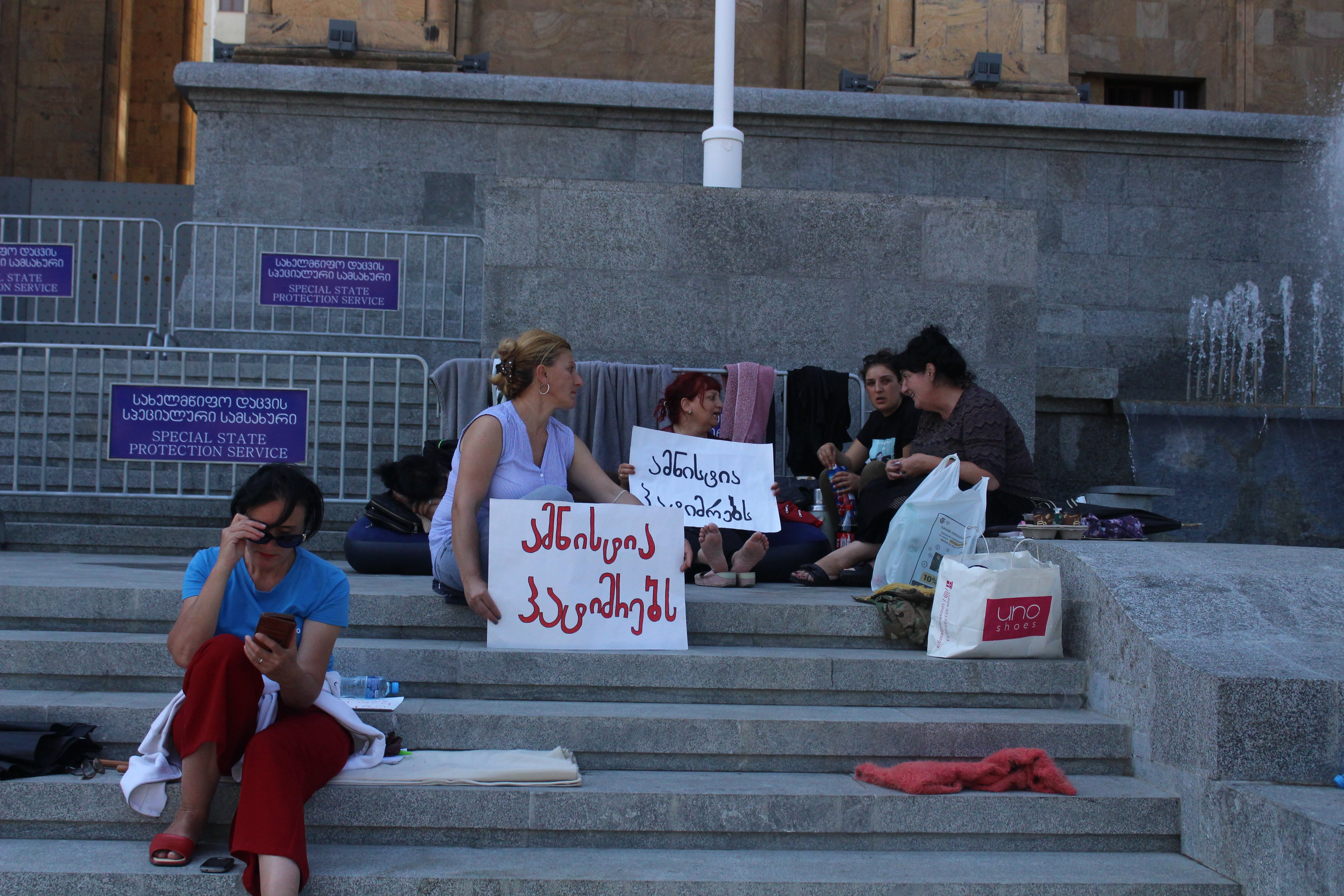 Участницы голодовки в Тбилиси с плакатами "Амнистия заключенным". Фото Инны Кукуджановой для "Кавказского узла"