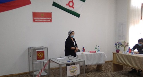 На избирательном участке в Сунжи. Фото Ильяса Капиева для "Кавказского узла"