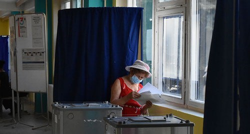 Избирательница знакомится с бюллетенем на участке №1732 в Ростове-на-Дону. Фото Константина Волгина для "Кавказского узла"