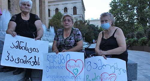 Женщины, участвующие в голодовке. Надпись на плакате: "Матери с безоговорочной любовью к детям". Фото Инны Кукуджановой для "Кавказского узла"