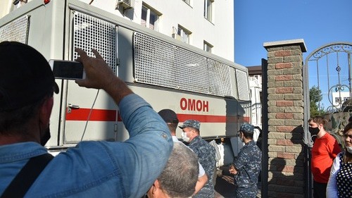 Машина ОМОНа въезжает на территорию суда. Фото Константина Волгина для "Кавказского узла".