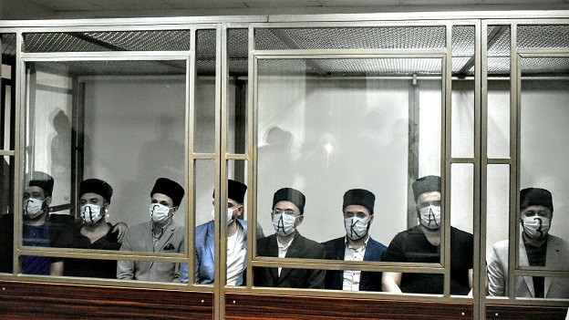 Подсудимые надели маски с буквами, сложив слово "госзаказ". Фото Константина Волгина для "Кавказского узла".