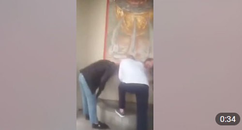 Молодые люди моют обувь в православном источнике. Кадр видео https://t.me/pdmnews/33893