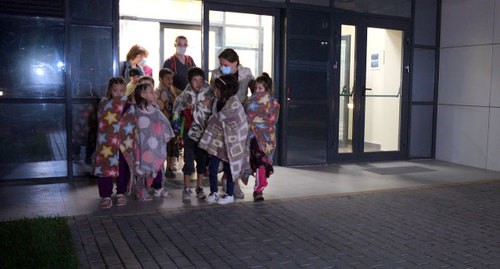 Дети, возвращенные с Ближнего Востока в аэропорту. Фото Пресс-служба Уполномоченного при Президенте Российской Федерации по правам ребенка

