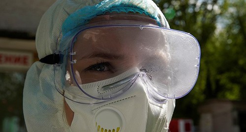 Медицинский работник в защитной маске. Фото: REUTERS/Tatyana Makeyeva
