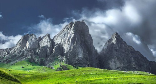 ЦIей-лоам - священная гора ингушей в Джейрахском районе Республики Ингушетия
. Фото:  Евгений Шивцов https://ru.wikipedia.org/wiki/Ингушетия#/media/Файл:Tsei-loam.jpg