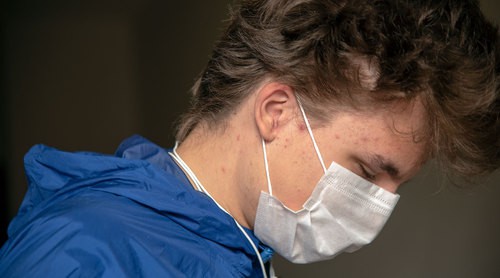 Молодой человек в медицинской маске. Фото Нины Туманвоой для "Кавказского узла"