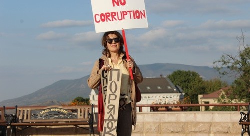 Участница акции протеста в Степанакерте. 18 сентября 2020 года. Фото Алвард Григорян для "Кавказского узла"