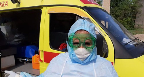 Сотрудник бригады скорой помощи в Волгограде. Фото: официальный сайт http://xn--34-6kctfyfokb6b.xn--p1ai/