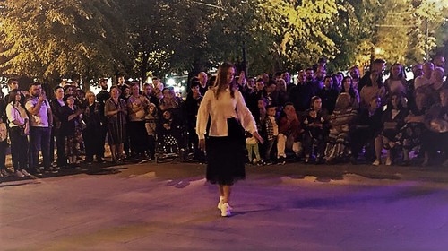 Девушка танцует на танцевальном вечере "хъазт" во Владикавказе. Фото Тамары Агкацевой для "Кавказского узла".