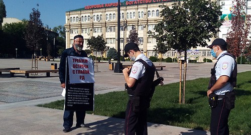 За пикетом Бектемира Салихова все время наблюдали сотрудники полиции. 21 сентября 2020 год. Фото Расула Магомедова для "Кавказского узла"