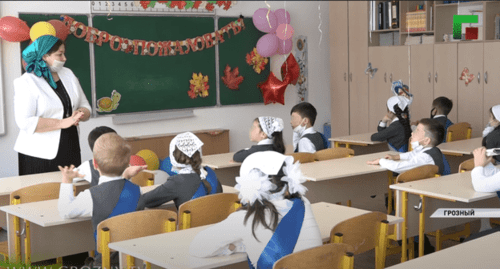 Грозненские школьники в масках. Стоп-кадр видео https://youtu.be/hBvrDqORJ3c