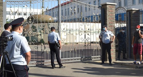 Полиция у Южного окружного военного суда. Фото Константина Волгина для "Кавказского узла"
