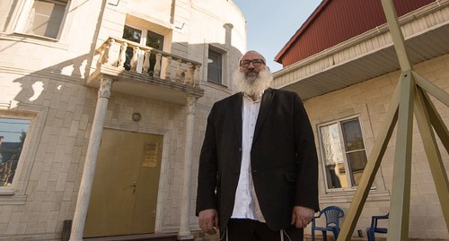 Юрий Ткач во дворе синагоги на улице Кузнечной. Фото Елены Синеок, Юга.ру