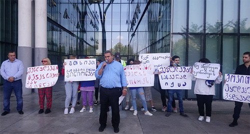 Георгий Лагидзе перед зданием министерства экономики. Фото Беслана Кмузова для "Кавказского узла"