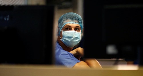 Медицинский работник. Фото: REUTERS/Eric Gaillard