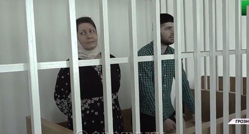 Лизан Исакова и ее сын Хазбулат в зале суда. Кадр видео ЧГТРК groznytv https://www.instagram.com/p/CFiD1hIpykr/