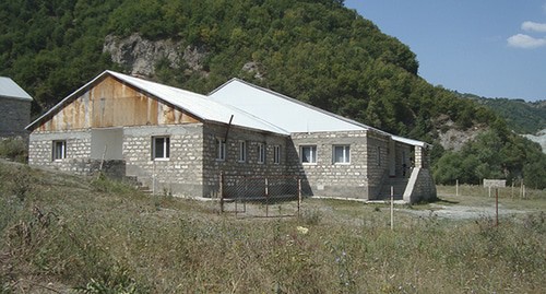 Школа в селе Кнарван в Нагорном Карабахе. Фото: Ліонкінг https://ru.wikipedia.org/