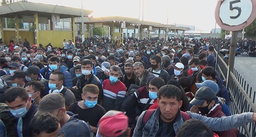 Мигранты из Узбегистана на вокзале в Волжском. Фото Вячеслава Ященко для "Кавказского узла"