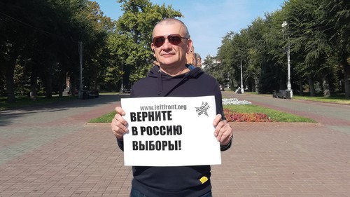 Активист держит плакат с требованием честных выборов. Волгоград, 27 сентября 2020 года. Фото Татьяны Филимоновой для "Кавказского узла".