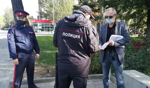 Полиция проверяет документы у пикетчика.Волгоград, 27 сентября 2020 года. Фото Татьяны Филимоновой для "Кавказского узла".