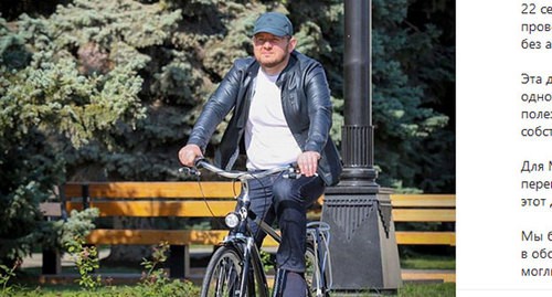 Мэр Махачкалы Салман Дадаев едет на велосипеде. Скриншот публикации на странице Дадаева в Instagram https://www.instagram.com/p/CFbuWpoIc-s/