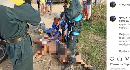 Спасатели оказывают помощь пострадавшему  в горах Кубани. Скриншот сообщения https://www.instagram.com/p/CFpb68vHVMe/