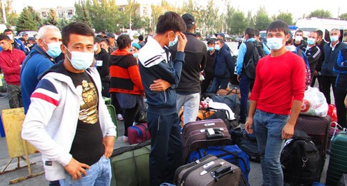 Мигранты из Узбекистана в ожидании поезда. Фото Вячеслава Ященко для "Кавказского узла"
