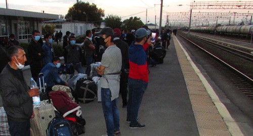 Мигранты в ожидании поезда в Ташкент. Фото Вячеслава Ященко для "Кавказского узла"