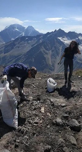 Уборка  горы Эльбрус. Снимки предоставлены пресс-службой АО "Курорт" Эльбрус"