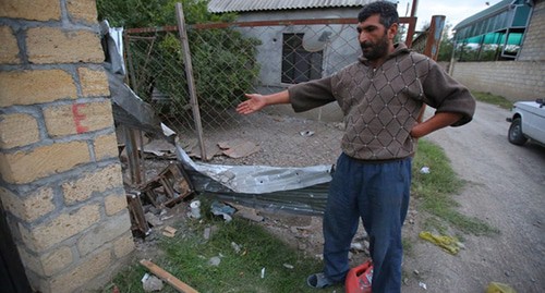 Житель азербайджанского села показывает следы от обстрелов. Фото Азиза Каримова для "Кавказского узла"