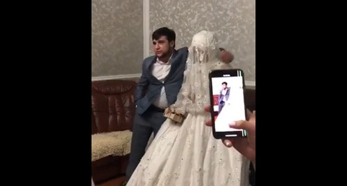 Кадр видео свадьбы, на которой жених неуважительно вел себя с невестой https://www.facebook.com/mayers05/posts/1594087447429339?comment_id=1594369687401115