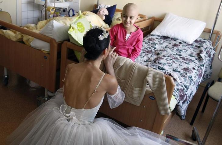 Балерина Большого театра разговаривает с пациентом Детского онкологического центра. Фото: REUTERS / Денис Синяков Балерина Большого театра разговаривает с пациентом Детского онкологического центра. Фото: REUTERS / Денис Синяков
