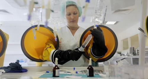Фармацевт готовит лекарства для химиотерапевтического лечения в стерильной комнате онкологического центра. Фото: REUTERS/Eric Gaillard