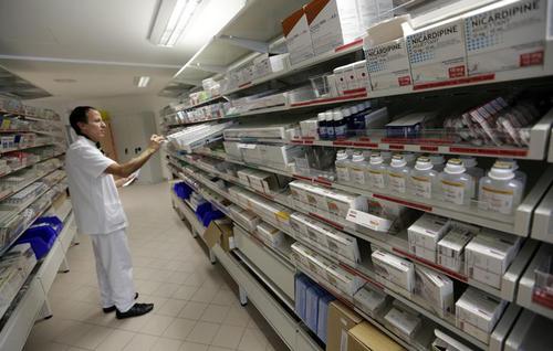Фармацевт подбирает препараты для химиотерапевтического лечения в аптеке онкологического центра. Фото: REUTERS/Eric Gaillard