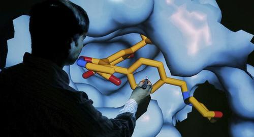 Ученый Натан Браун перемещает 3D-модель белка HSP90 на экран в Институте исследований рака в Саттоне. Фото: REUTERS/Stefan Wermuth