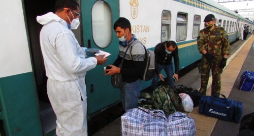Мигранты садятся в поезд. Фото Вячеслава Ященко для "Кавказского узла".