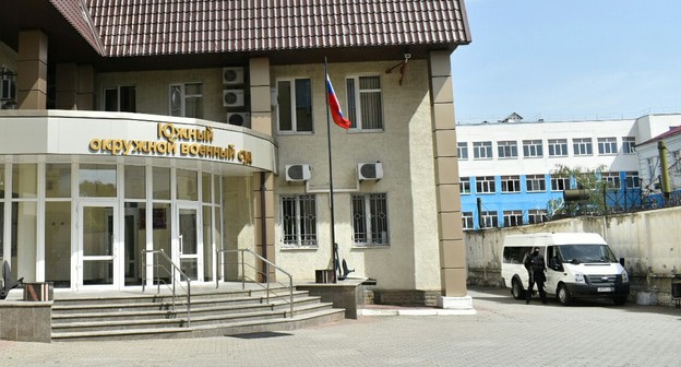 Сотрудник спецназа у военного суда в Ростове-на-Дону. Фото Константина Волгина для "Кавказского узла"
