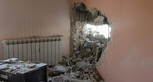 Пробоины в стене после артобстрелов Азербайджана. © Фото: Facebook / Արցախ / Տեղեկատվական շտաբ
