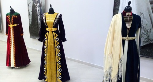 Платья, представленные на выставке национальных женских костюмов модельера Мадиной Хацуковой.
 Фото Людмилы Маратовой для "Кавказского узла"