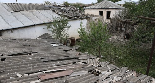 Разрушенные крыши домов в результате обстрела. Мартуни, Нагорный Карабах. Фото: Hayk Baghdasaryan/Photolure via REUTERS
