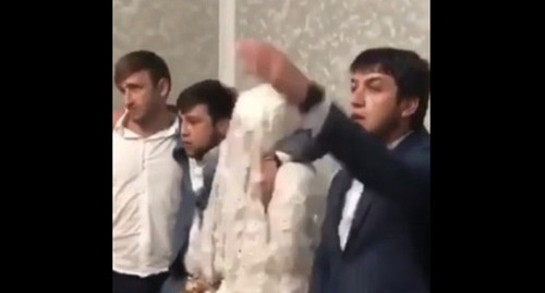 Кадр видео, где жених повел себя оскорбительно по отношению к собственной невесте https://vk.com/wall-74219800_766567?reply=769430